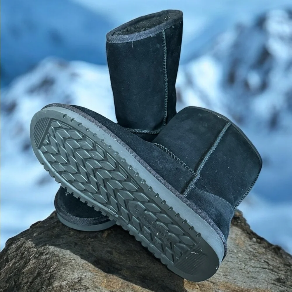UGG Women’s Classic Black Suede Leather Sherpa Lined Short II Boot. Size 7.